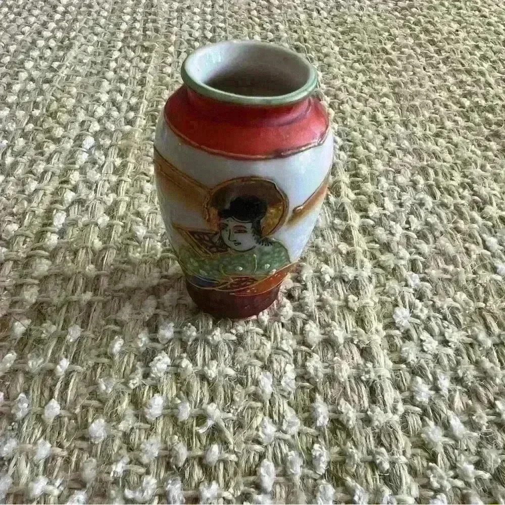 Small made in occupied Japan vase. Oriental vase, miniature, rare, vintage